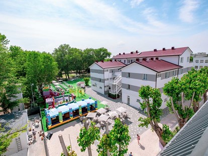 Familienhotel - Spielplatz - Lido Di Savio - Blick über die Anlage - Green Village Cesenatico