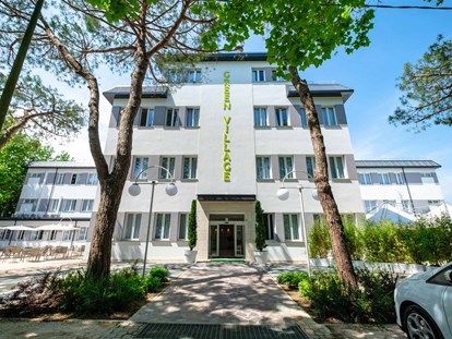 Familienhotel - Umgebungsschwerpunkt: Meer - Ravenna - Außenansicht Hotel - Green Village Cesenatico