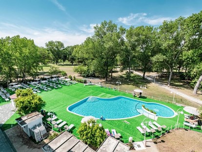 Familienhotel - Pools: Außenpool nicht beheizt - Cesenatico-Villamarina - Blick auf den Pool - Green Village Cesenatico