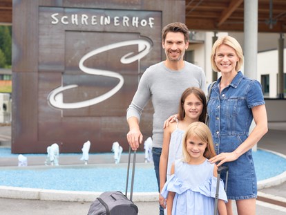 Familienhotel - Pools: Infinity Pool - Sankt Englmar - Willkommen im Schreinerhof - Familotel Schreinerhof