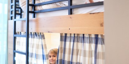 Familienhotel - Suiten mit extra Kinderzimmer - Bayern - Kinderzimmer mit kuscheligem Etagenbett - Familotel Schreinerhof