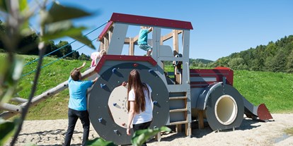 Familienhotel - Kinderbetreuung - Traktor-Spielplatz - Familotel Schreinerhof
