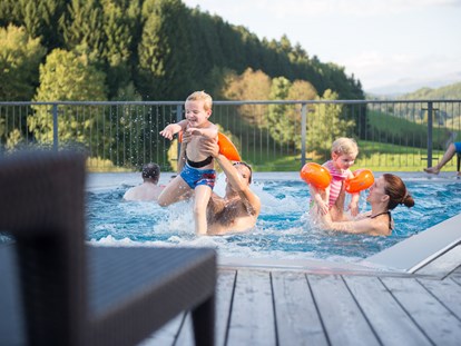 Familienhotel - Pools: Infinity Pool - Sankt Englmar - Ganzjährig beheizter Außenpool (34°) - Familotel Schreinerhof