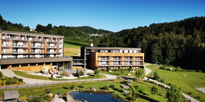 Familienhotel - Suiten mit extra Kinderzimmer - Bayern - Schreinerhof im Sommer - Familotel Schreinerhof