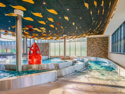 Familienhotel - Pools: Infinity Pool - Sankt Englmar - Wellenbad mit Strömungskanal und großem Infinity Pool (20m) - Familotel Schreinerhof