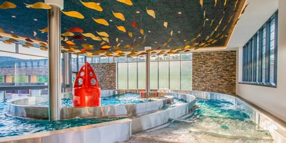 Familienhotel - Kinderbecken - Ostbayern - Wellenbad mit Strömungskanal und großem Infinity Pool (20m) - Familotel Schreinerhof