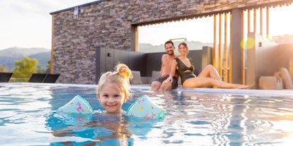 Familienhotel - Umgebungsschwerpunkt: Berg - Wellenbad mit Strömungskanal und großem Infinity Pool (20m) - Familotel Schreinerhof