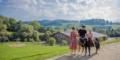 Familienhotel - Kinderbetreuung - Ponyspaziergang im Freien - Familotel Schreinerhof