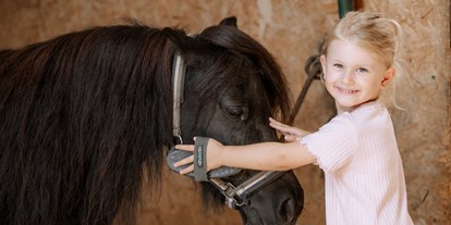 Familienhotel - Teenager-Programm - Ponyreiten & Ponypflegestunden - Familotel Schreinerhof