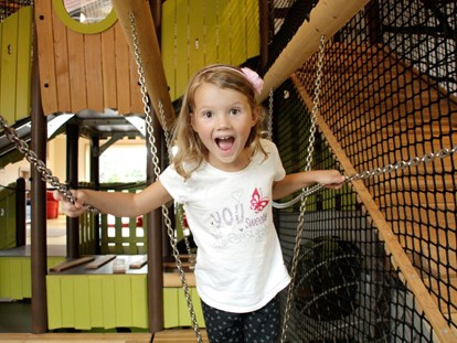 Familienhotel - Einzelzimmer mit Kinderbett - Sankt Englmar - Spaß für Kinder ab 4: Der neue Kletterturm - Familotel Landhaus zur Ohe