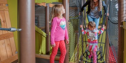 Familienhotel - Kinderbecken - Ostbayern - Die Rabaukenburg: Die Kletteranlage aus Holz sorgt für Spaß bei jedem Wetter - Familotel Landhaus zur Ohe
