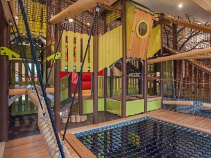 Familienhotel - Reitkurse - Sankt Englmar - Die Rabaukenburg: Natur für drinnen aus Holz und warmen Farben - Familotel Landhaus zur Ohe