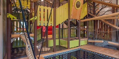 Familienhotel - Suiten mit extra Kinderzimmer - Bayern - Die Rabaukenburg: Natur für drinnen aus Holz und warmen Farben - Familotel Landhaus zur Ohe