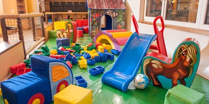 Familienhotel - Suiten mit extra Kinderzimmer - Bayern - Spielbereich für Kleinere neben dem Restaurant - Familotel Landhaus zur Ohe