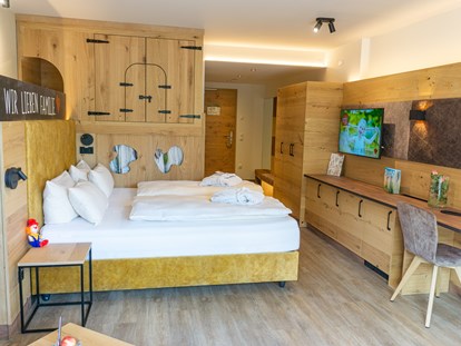 Familienhotel - Einzelzimmer mit Kinderbett - Sankt Englmar - Familienzimmer mit Rutsche - Familotel Landhaus zur Ohe