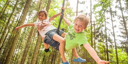 Familienhotel - Kinderbetreuung - Ein wilder Flying Fox Ritt im Abenteuerwald mit 20 Spielstationen - Familotel Landhaus zur Ohe