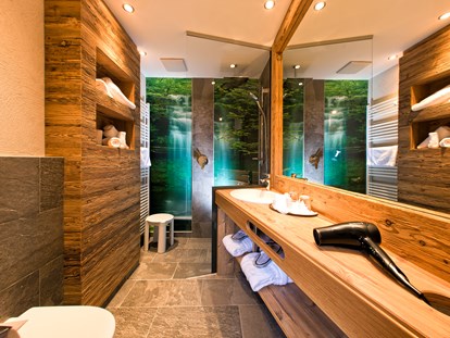 Familienhotel - Preisniveau: gehoben - Längenfeld - Modernes Badezimmer mit WC - Hotel Truyenhof