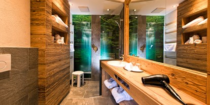 Familienhotel - Serfaus - Modernes Badezimmer mit WC - Hotel Truyenhof