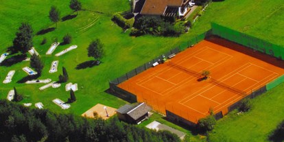 Familienhotel - Umgebungsschwerpunkt: Fluss - Tirol - Tennisplatz und Minigolfanlage - Hotel Truyenhof