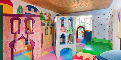 Familienhotel - Suiten mit extra Kinderzimmer - Serfaus - Kinderbetreuung im Hotel - Hotel Truyenhof