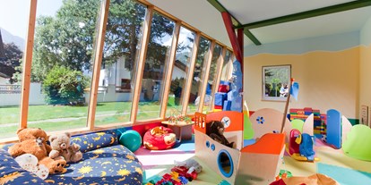 Familienhotel - Suiten mit extra Kinderzimmer - Serfaus - Kinderwelt mit Kinderbetreuung im Hotel - Hotel Truyenhof