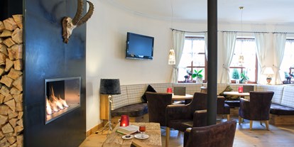 Familienhotel - Suiten mit extra Kinderzimmer - Serfaus - Gemütliche Sitzecke mit Kamin - Hotel Truyenhof