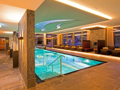Familienhotel - Pools: Außenpool beheizt - Nauders - Schwimmbad - Hotel Truyenhof