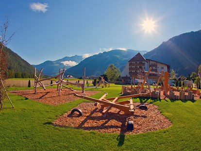 Familienhotel - Umgebungsschwerpunkt: Berg - Tiroler Oberland - Garten - Hotel Truyenhof
