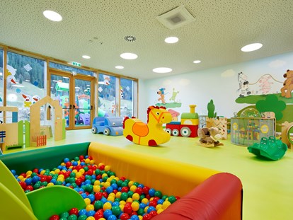 Familienhotel - Babybetreuung - große, lichtdurchflutete Kinderbetreuungsräume - Dachsteinkönig - Familux Resort 