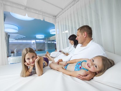 Familienhotel - Pools: Innenpool - Badeparadies mit Hallenbad, Kinder-Planschbecken und Ruheinseln - Feldberger Hof