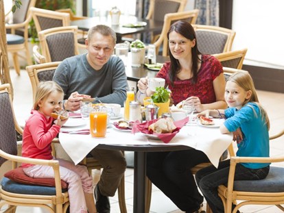 Familienhotel - Pools: Innenpool - Frühstück im Restaurant "Wintergarten" - Feldberger Hof