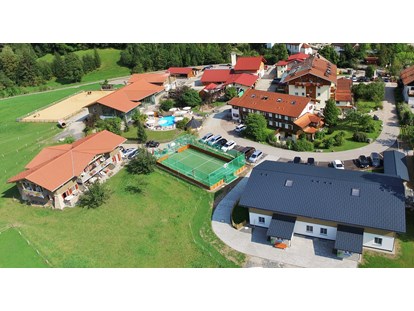 Familienhotel - Ausritte mit Pferden - Hotelanlage  - Familotel Spa & Familien-Resort Krone