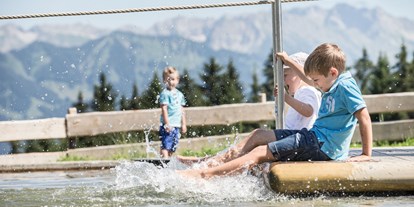 Familienhotel - Suiten mit extra Kinderzimmer - Bayern - Froschis Wasserpark im Außengelände - Familotel Allgäuer Berghof
