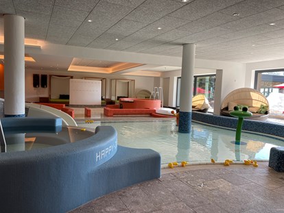 Familienhotel - Pools: Infinity Pool - Riefensberg - Schwimmbereich für die kleineren Gäste - Familotel Allgäuer Berghof