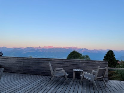 Familienhotel - Pools: Infinity Pool - Mittelberg (Mittelberg) - Blick von der Terasse - Familotel Allgäuer Berghof