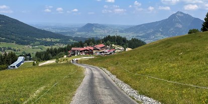 Familienhotel - Suiten mit extra Kinderzimmer - Bayern - Blick auf das Hotel - Familotel Allgäuer Berghof