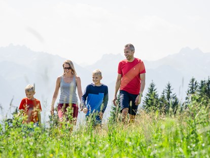 Familienhotel - Kinderbetreuung in Altersgruppen - Riefensberg - Familienwanderung in der Hotelumgebung - Familotel Allgäuer Berghof