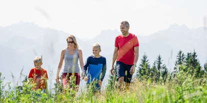 Familienhotel - Umgebungsschwerpunkt: Berg - Deutschland - Familienwanderung in der Hotelumgebung - Familotel Allgäuer Berghof