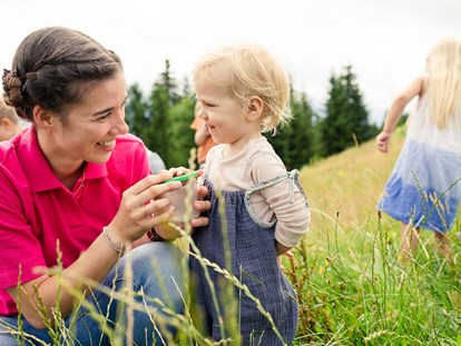 Familienhotel - Babysitterservice - Oberstaufen - Natur entdecken mit der Kinderbetreuung - Familotel Allgäuer Berghof