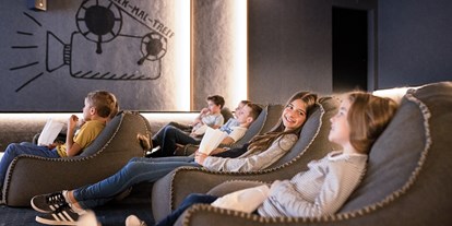 Familienhotel - Suiten mit extra Kinderzimmer - Bayern - Spannende Kinoabende im Hauseigenen Guck-Mal-Treff - Familotel Allgäuer Berghof
