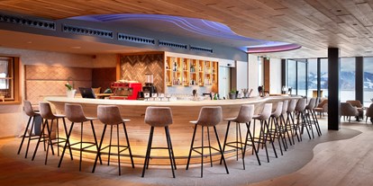 Familienhotel - Suiten mit extra Kinderzimmer - Bayern - Cocktails trinken in der Bar Luftigkuss - Familotel Allgäuer Berghof