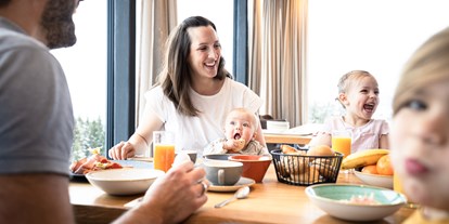 Familienhotel - Suiten mit extra Kinderzimmer - Bayern - Frühstücken am Familientisch - Familotel Allgäuer Berghof