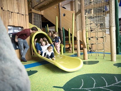 Familienhotel - Garten - Spielspaß auf unserem Indoor-Spielplatz Quaki - Familotel Allgäuer Berghof