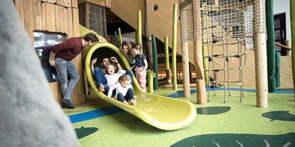 Familienhotel - Suiten mit extra Kinderzimmer - Bayern - Spielspaß auf unserem Indoor-Spielplatz Quaki - Familotel Allgäuer Berghof