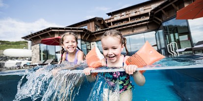 Familienhotel - Suiten mit extra Kinderzimmer - Bayern - Badespaß im beheizten Außenschwimmbad - Familotel Allgäuer Berghof