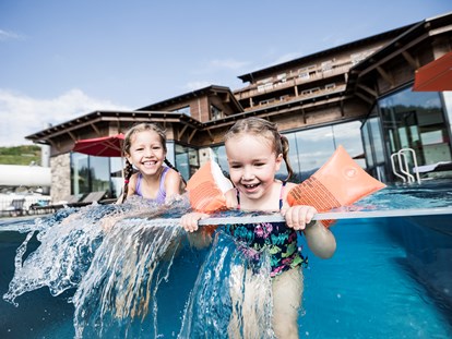 Familienhotel - Umgebungsschwerpunkt: Fluss - Badespaß im beheizten Außenschwimmbad - Familotel Allgäuer Berghof