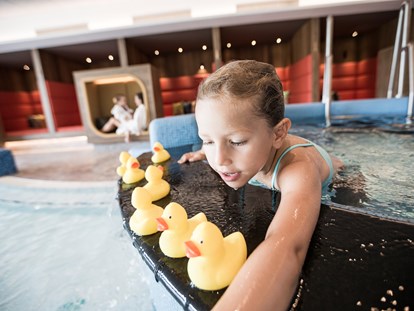Familienhotel - Pools: Infinity Pool - Riefensberg - Kleinkind-Badelandschaft im Hotel-Schwimmbad - Familotel Allgäuer Berghof