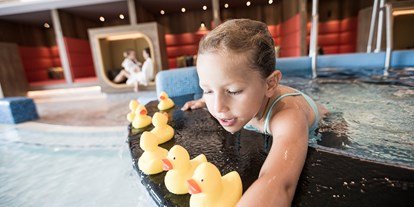 Familienhotel - Suiten mit extra Kinderzimmer - Bayern - Kleinkind-Badelandschaft im Hotel-Schwimmbad - Familotel Allgäuer Berghof