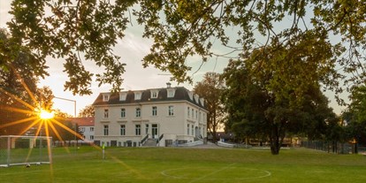 Familienhotel - Umgebungsschwerpunkt: See - Müritz - Schloss Leizen in der Morgendämmerung - Germany For Kids Kinderferienhotel Schloss Leizen