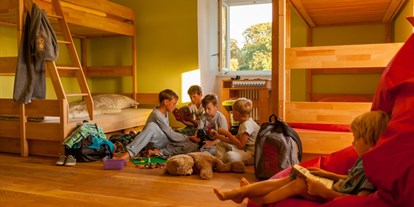 Familienhotel - Umgebungsschwerpunkt: am Land - Müritz - Ein Jungenschlafzimmer im Schloss Leizen - Germany For Kids Kinderferienhotel Schloss Leizen